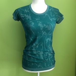 Lululemon Athletica T-Shirt Stretchy Top Size 4